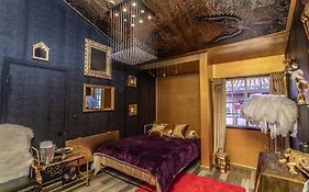 Gatsby Opulance In Old Town Near Marine Base